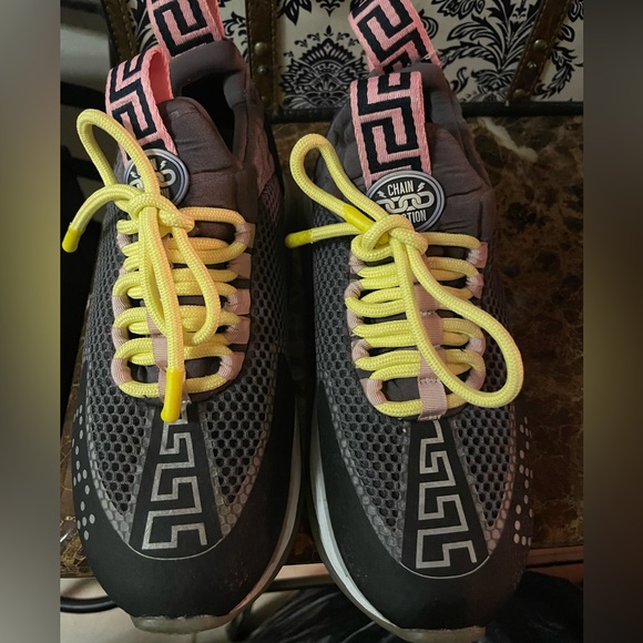 black and pink reacts